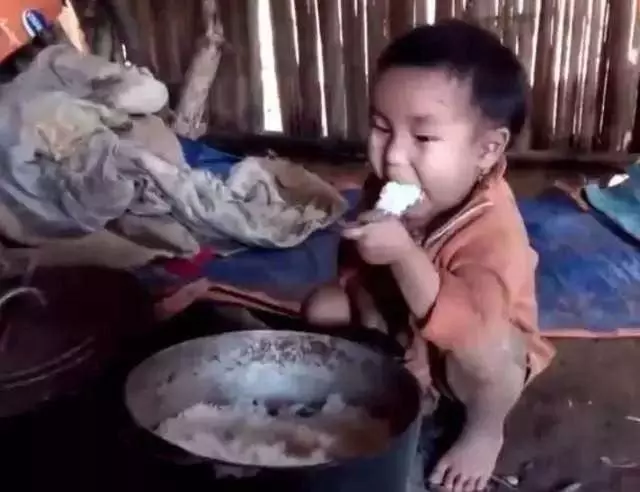 父親去世母親出走,5歲小男孩獨自面對生活,看著讓人心疼