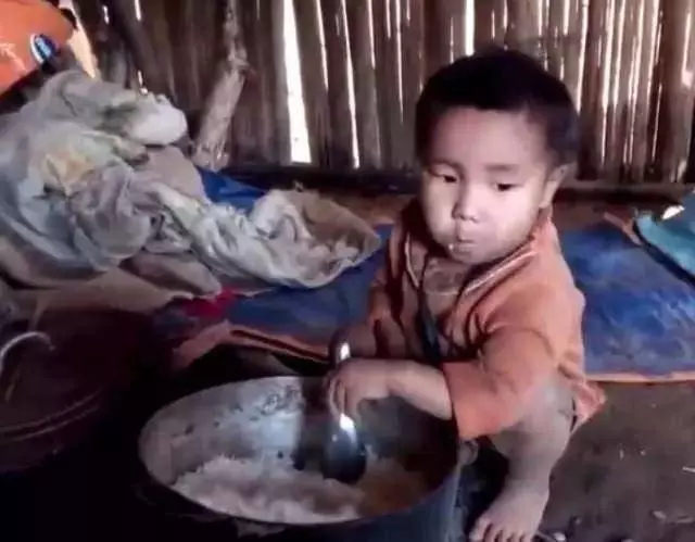 父親去世母親出走,5歲小男孩獨自面對生活,看著讓人心疼