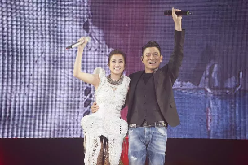才唱3首歌突然鞠躬道歉,劉德華演唱會腰斬!