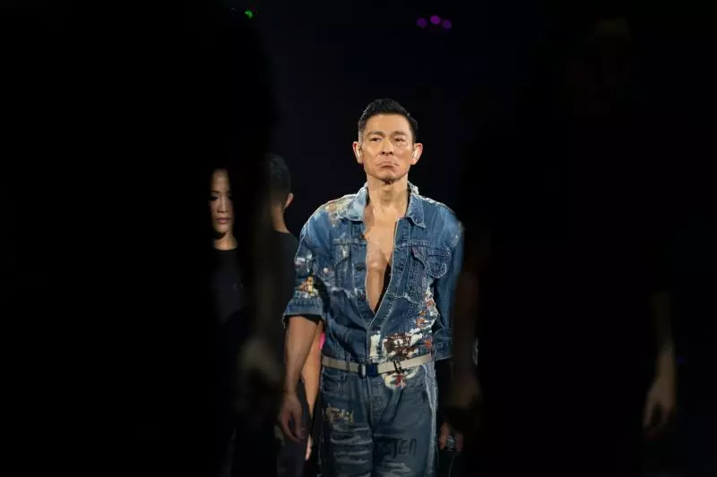 才唱3首歌突然鞠躬道歉,劉德華演唱會腰斬!