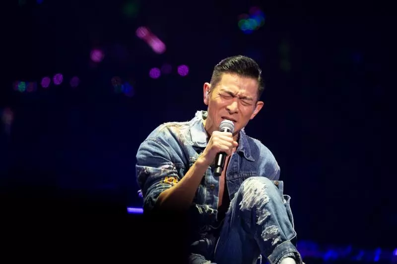才唱3首歌突然鞠躬道歉,劉德華演唱會腰斬!