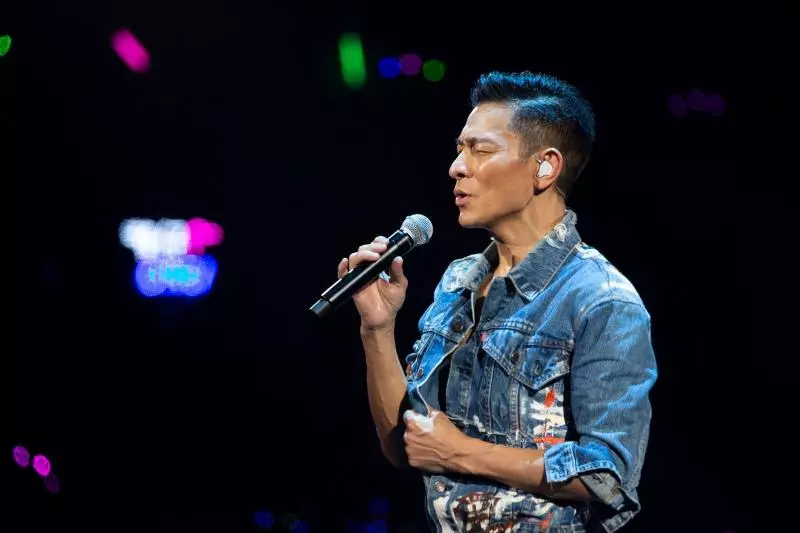 才唱3首歌突然鞠躬道歉,劉德華演唱會腰斬!