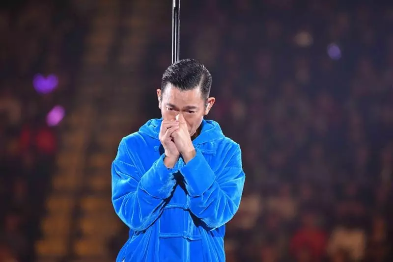 才唱3首歌突然鞠躬道歉,劉德華演唱會腰斬!