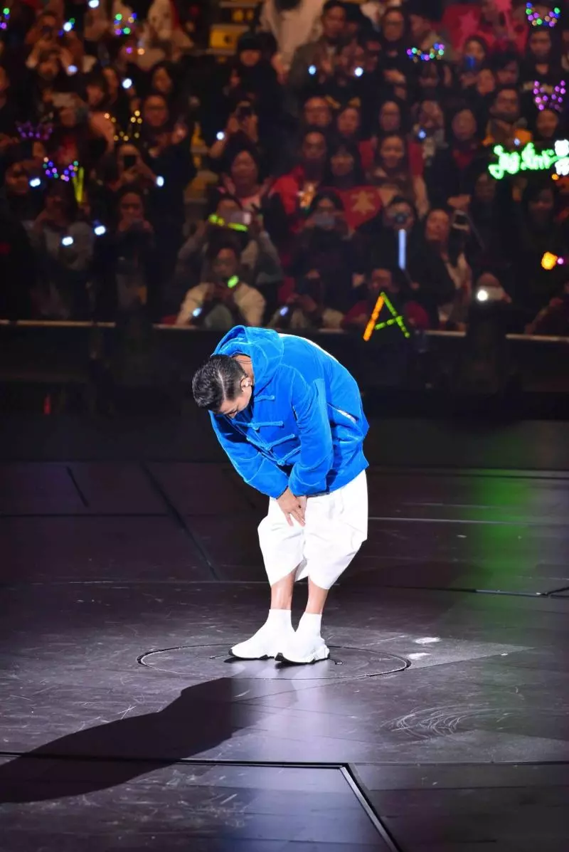 才唱3首歌突然鞠躬道歉,劉德華演唱會腰斬!