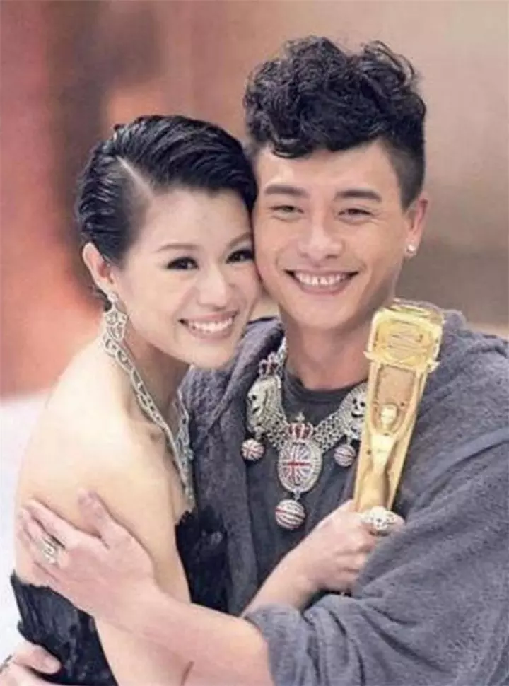 胡杏兒兒子學走路,美女牽著走下兩級台階,可愛感十足