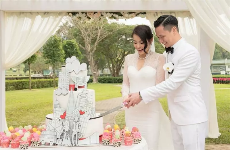 胡杏兒兒子學走路,美女牽著走下兩級台階,可愛感十足