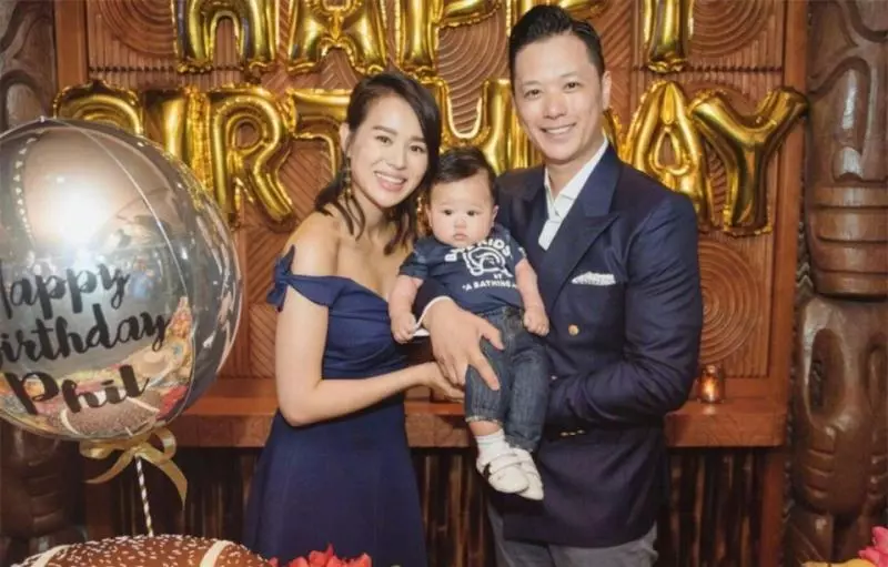 胡杏兒兒子學走路,美女牽著走下兩級台階,可愛感十足