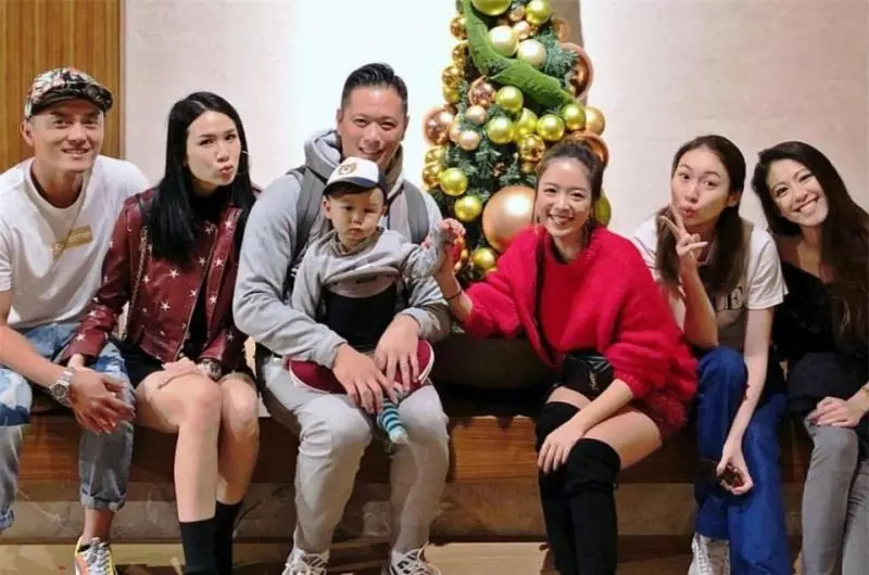 胡杏兒兒子學走路,美女牽著走下兩級台階,可愛感十足