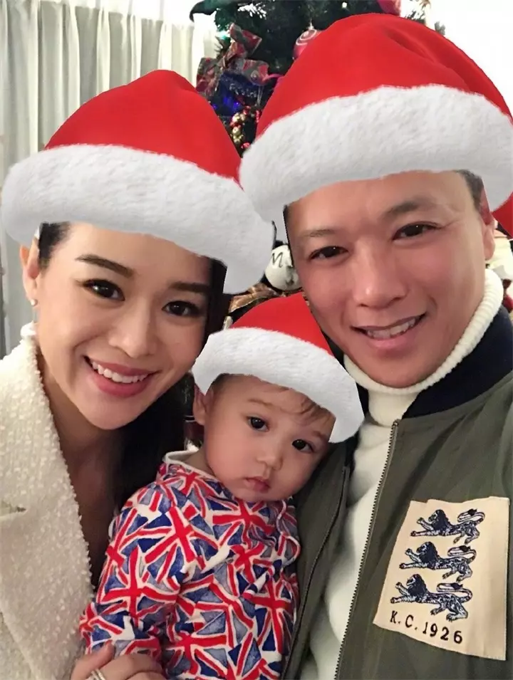 胡杏兒兒子學走路,美女牽著走下兩級台階,可愛感十足