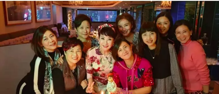 謝霆鋒媽媽67歲大壽,張柏芝疑攜子現身,王菲人未到禮先到!