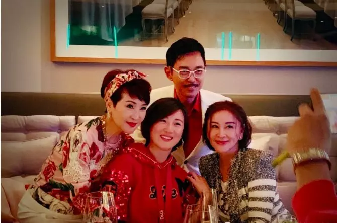 謝霆鋒媽媽67歲大壽,張柏芝疑攜子現身,王菲人未到禮先到!