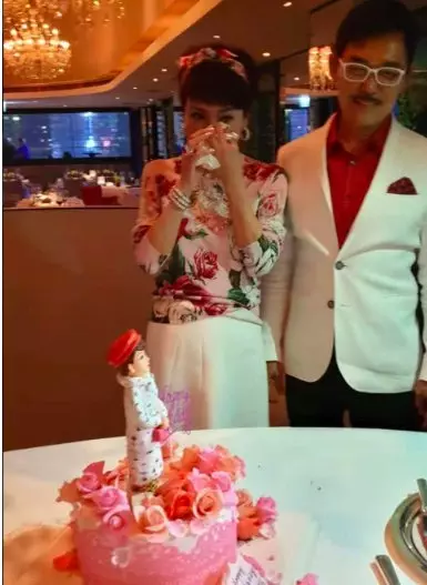謝霆鋒媽媽67歲大壽,張柏芝疑攜子現身,王菲人未到禮先到!