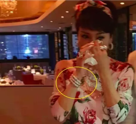 謝霆鋒媽媽67歲大壽,張柏芝疑攜子現身,王菲人未到禮先到!