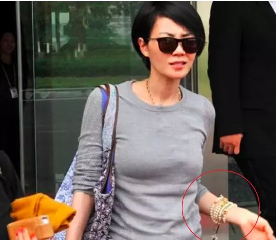 謝霆鋒媽媽67歲大壽,張柏芝疑攜子現身,王菲人未到禮先到!