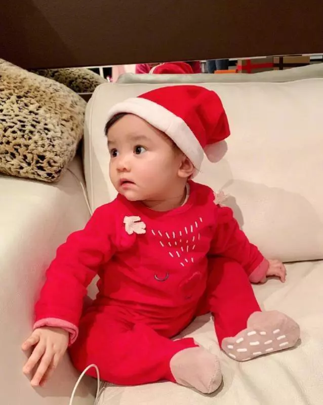熊黛林曬雙胞胎女兒聖誕照,一個是偶像派,一個是搞笑派,網友:姐妹倆顏值差距太大~