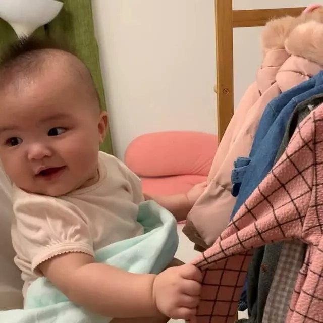 熊黛林曬雙胞胎女兒聖誕照,一個是偶像派,一個是搞笑派,網友:姐妹倆顏值差距太大~