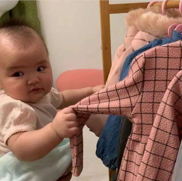 熊黛林曬雙胞胎女兒聖誕照,一個是偶像派,一個是搞笑派,網友:姐妹倆顏值差距太大~