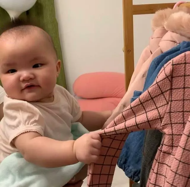 熊黛林曬雙胞胎女兒聖誕照,一個是偶像派,一個是搞笑派,網友:姐妹倆顏值差距太大~