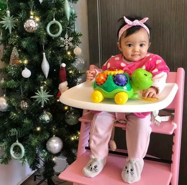 熊黛林曬雙胞胎女兒聖誕照,一個是偶像派,一個是搞笑派,網友:姐妹倆顏值差距太大~