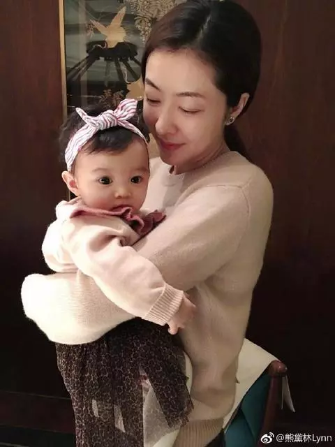 熊黛林曬雙胞胎女兒聖誕照,一個是偶像派,一個是搞笑派,網友:姐妹倆顏值差距太大~