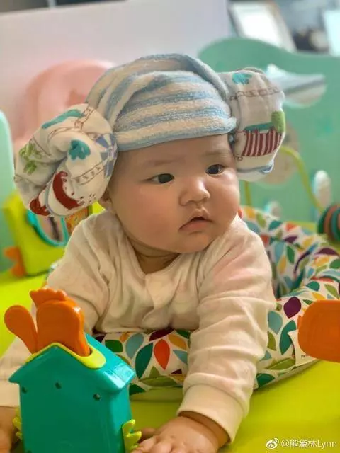熊黛林曬雙胞胎女兒聖誕照,一個是偶像派,一個是搞笑派,網友:姐妹倆顏值差距太大~