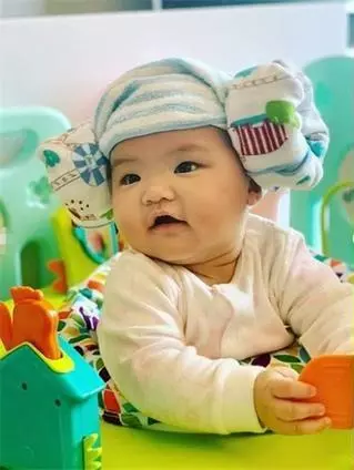 熊黛林曬雙胞胎女兒聖誕照,一個是偶像派,一個是搞笑派,網友:姐妹倆顏值差距太大~
