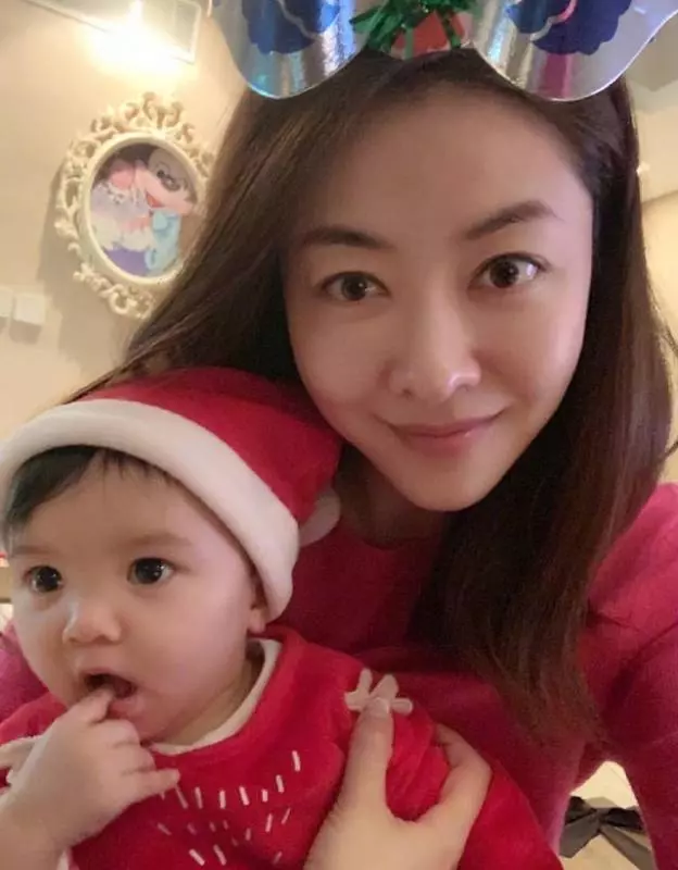 熊黛林曬雙胞胎女兒聖誕照,一個是偶像派,一個是搞笑派,網友:姐妹倆顏值差距太大~