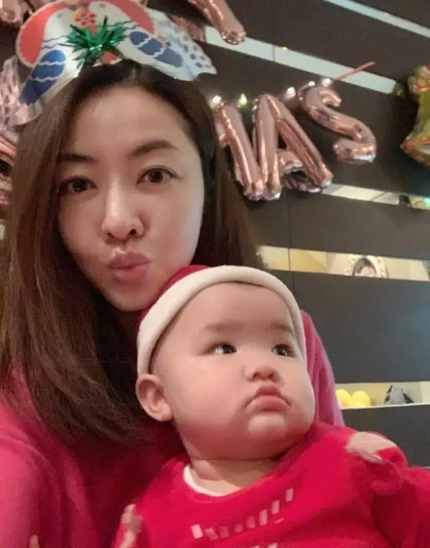 熊黛林曬雙胞胎女兒聖誕照,一個是偶像派,一個是搞笑派,網友:姐妹倆顏值差距太大~