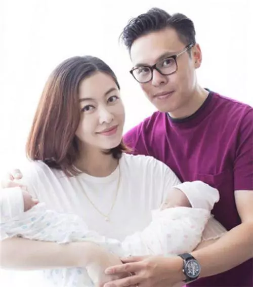 熊黛林曬雙胞胎女兒聖誕照,一個是偶像派,一個是搞笑派,網友:姐妹倆顏值差距太大~