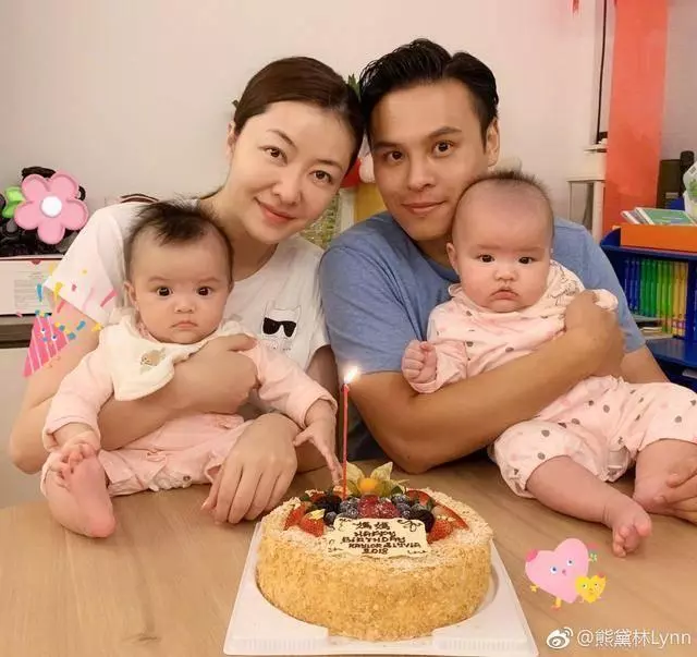 熊黛林曬雙胞胎女兒聖誕照,一個是偶像派,一個是搞笑派,網友:姐妹倆顏值差距太大~