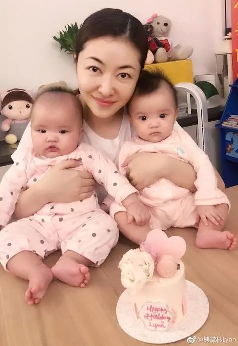 熊黛林曬雙胞胎女兒聖誕照,一個是偶像派,一個是搞笑派,網友:姐妹倆顏值差距太大~