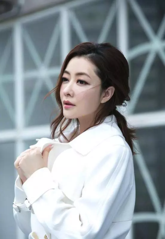 熊黛林曬雙胞胎女兒聖誕照,一個是偶像派,一個是搞笑派,網友:姐妹倆顏值差距太大~