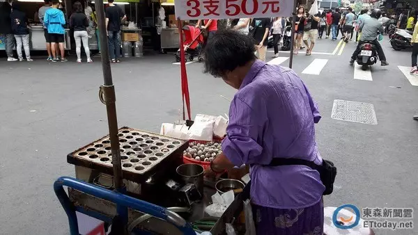 85歲嬤迷路淚崩!暖警輕聲安慰「阿嬤嘜哭」 一路牽手送她到家:牽阮的手愛堅強