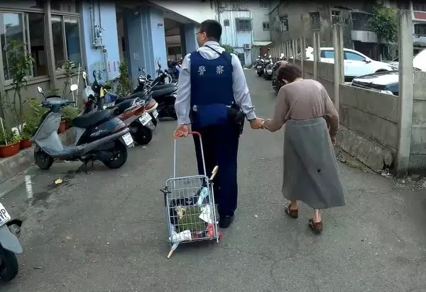 85歲嬤迷路淚崩!暖警輕聲安慰「阿嬤嘜哭」 一路牽手送她到家:牽阮的手愛堅強