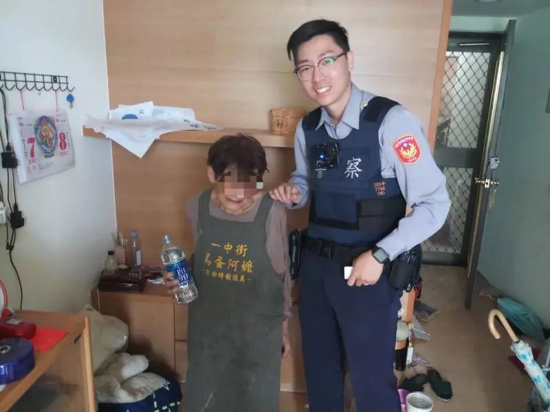 85歲嬤迷路淚崩!暖警輕聲安慰「阿嬤嘜哭」 一路牽手送她到家:牽阮的手愛堅強