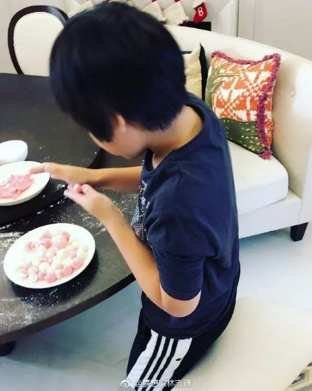 林志穎全家搓湯圓,陳若儀的肚子亮了,網友:像又懷了雙胞胎