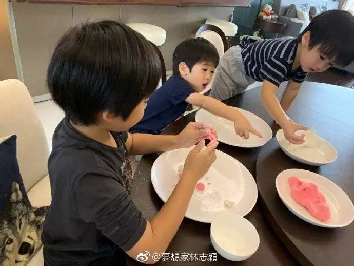林志穎全家搓湯圓,陳若儀的肚子亮了,網友:像又懷了雙胞胎
