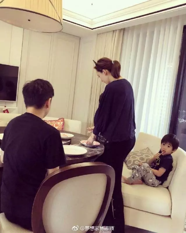 林志穎全家搓湯圓,陳若儀的肚子亮了,網友:像又懷了雙胞胎