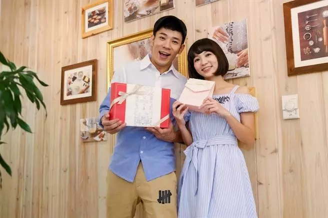 44歲香蕉哥哥要結婚啦!秘戀3年「迎娶草莓姐姐」號召28位哥哥姐姐:YOYO家族第一對夫妻