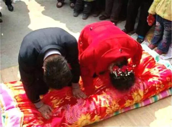 小夫妻住凶宅,不遭殃反發財,風水先生往院裡一看,嚇得站不穩。