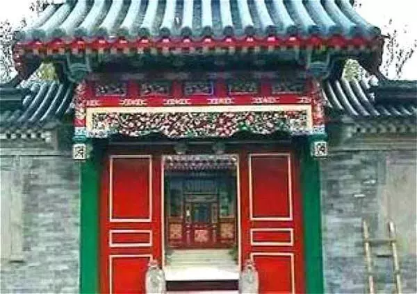 小夫妻住凶宅,不遭殃反發財,風水先生往院裡一看,嚇得站不穩。