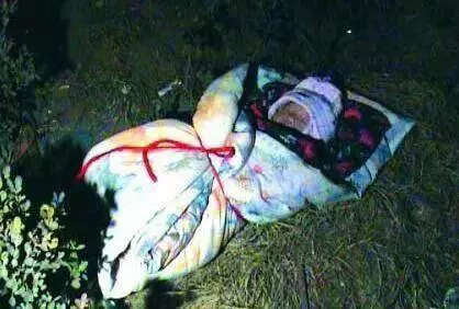 女大學生撿了個棄嬰,被男友拋棄,二十多年後棄嬰讓她喜上加喜!