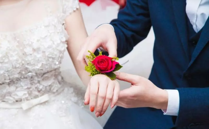 新婚夜丈夫拒不同房,妻子無奈去找婆婆,婆婆指指床底,她傻住!