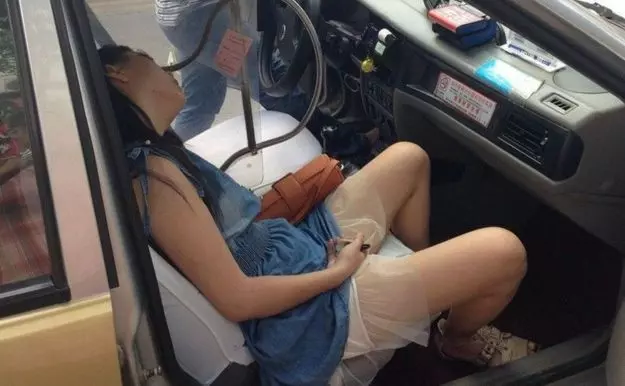 女子在出租車上坐姿不正常,司機覺得不對,停下車後報了警!