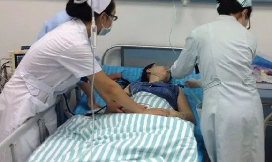 女子在出租車上坐姿不正常,司機覺得不對,停下車後報了警!