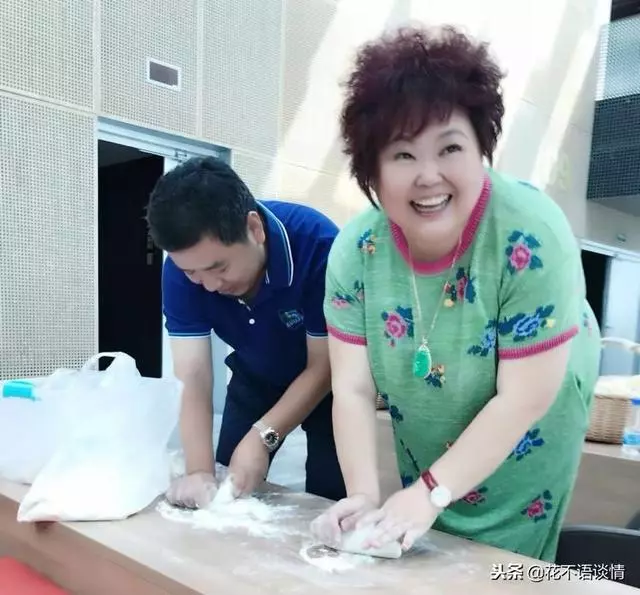 她掙80萬一分不剩給老公買豪車,9年後老公開輛奔馳來還禮