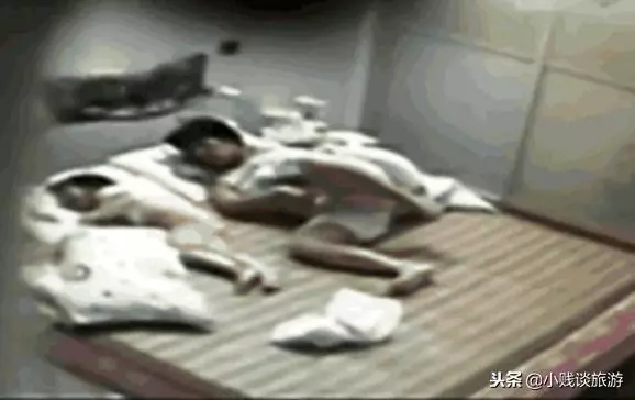 女孩睡覺總說夢話,醫生查不出病因,翻看家裡監控,父親跑去報警