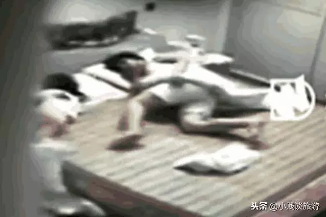 女孩睡覺總說夢話,醫生查不出病因,翻看家裡監控,父親跑去報警