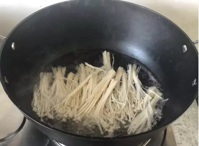 金針菇的這種做法,我也是第一次做,吃著不塞牙,還有利於營養吸收