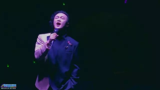 劉德華演唱會唱到一半突然取消,需賠5萬元?紅館損失過百萬,含淚鞠躬:真的唱不了,醫生叫我不要再唱